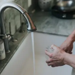 afblussgeruch.jpg Abfluss zum Abwasserkanal stinkt